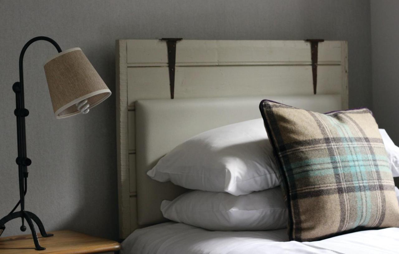 The Beverley Arms Hotel Kültér fotó A bed with a headboard